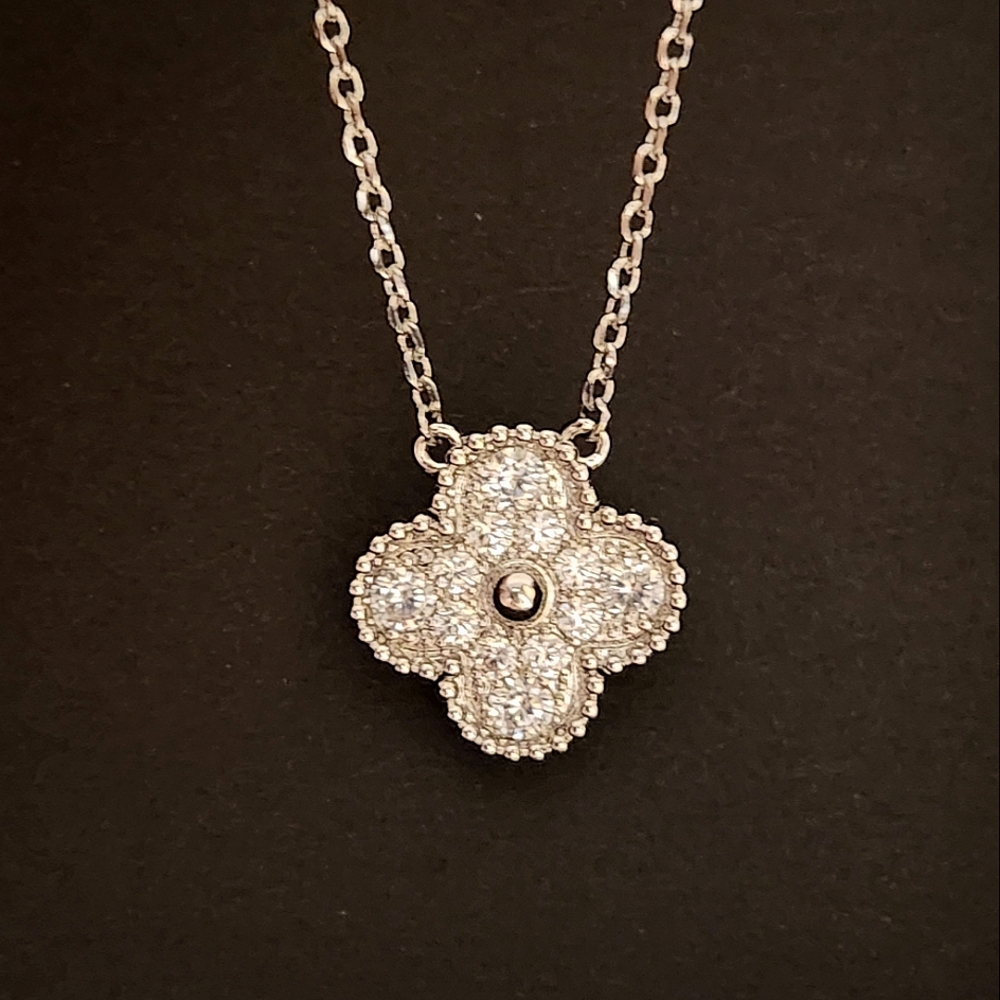 Clover Necklace.Stainels Steel Hupoallergenic. Moissanite. New popular design - Picture 14 of 15
